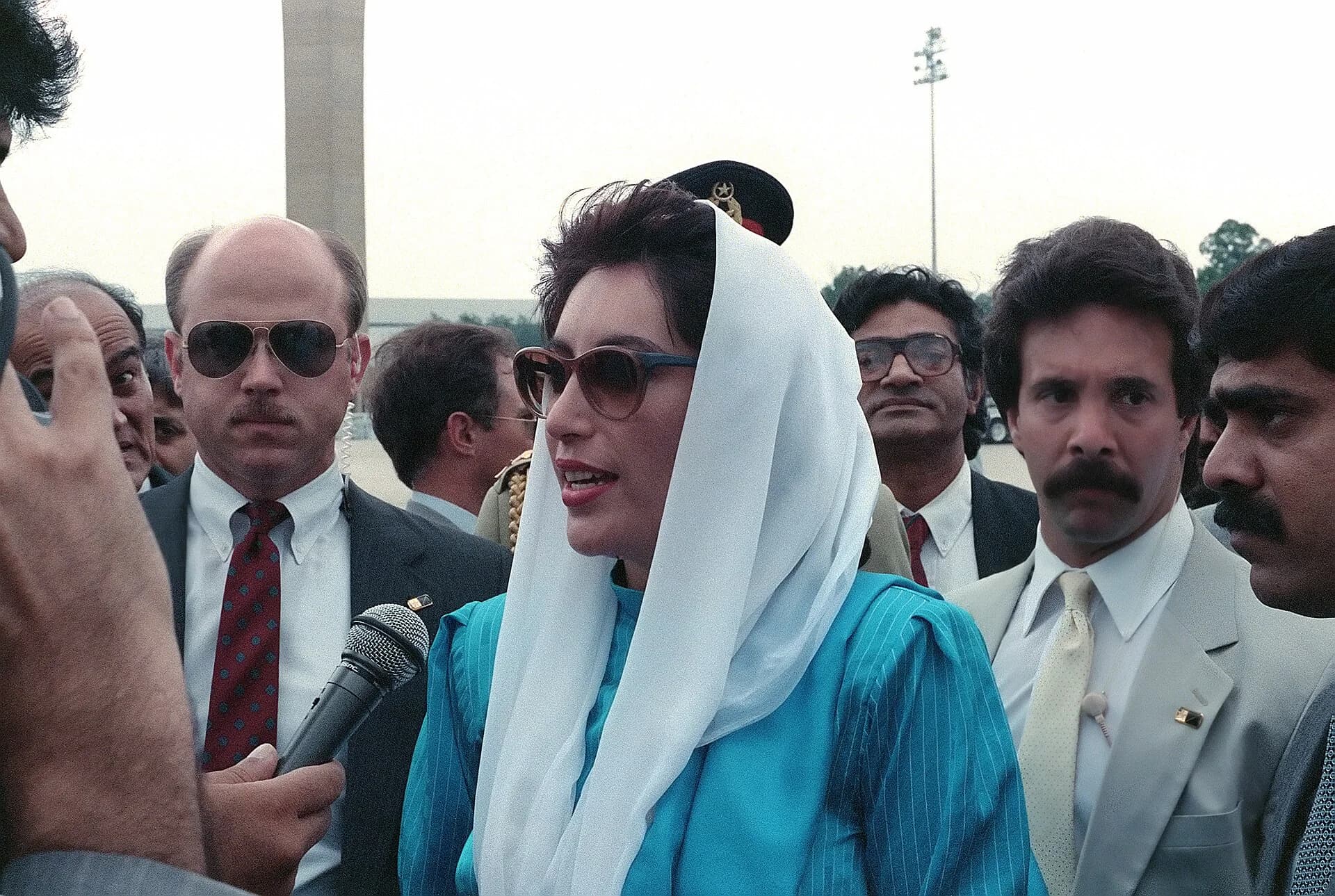 Benazir Bhutto speaking to the press in 1989