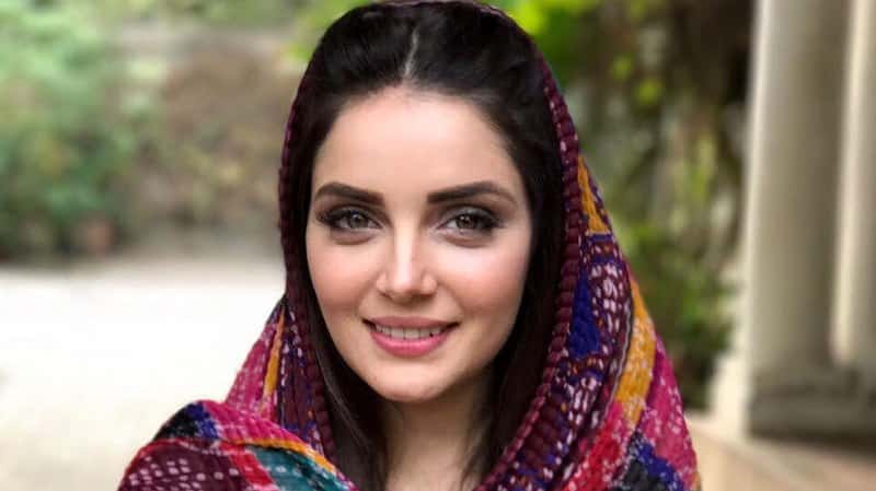 Armeena Khan requests people to quit smoking amid Coronavirus fears