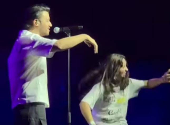 Fan Steals the Show at Atif Aslam’s Concert