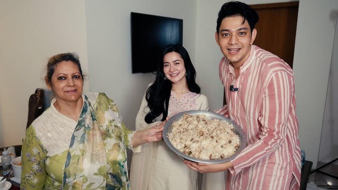 Viral Video: Hania Aamir Tries Homemade Bengali Food