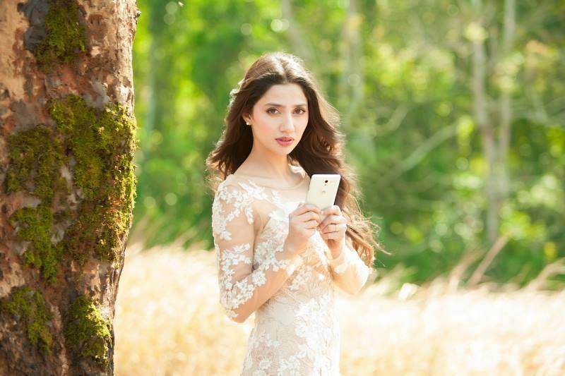 Mahira Khan's Bollywood Debut With Shahrukh Khan