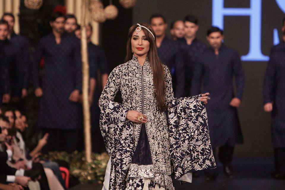 Reema Khan Breaks Heel At PFDC L’Oréal Paris Bridal Week