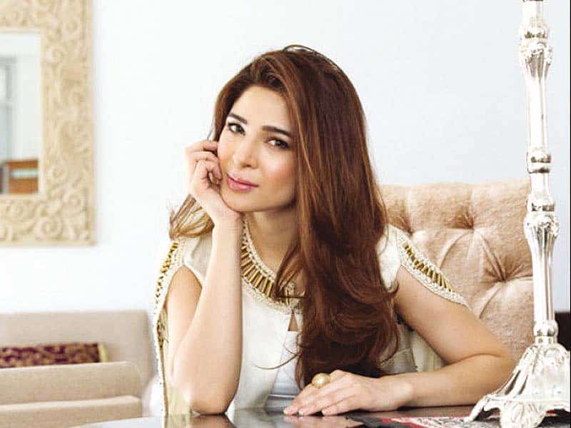 Ayesha Omar Shows Her Broken Collar Bone