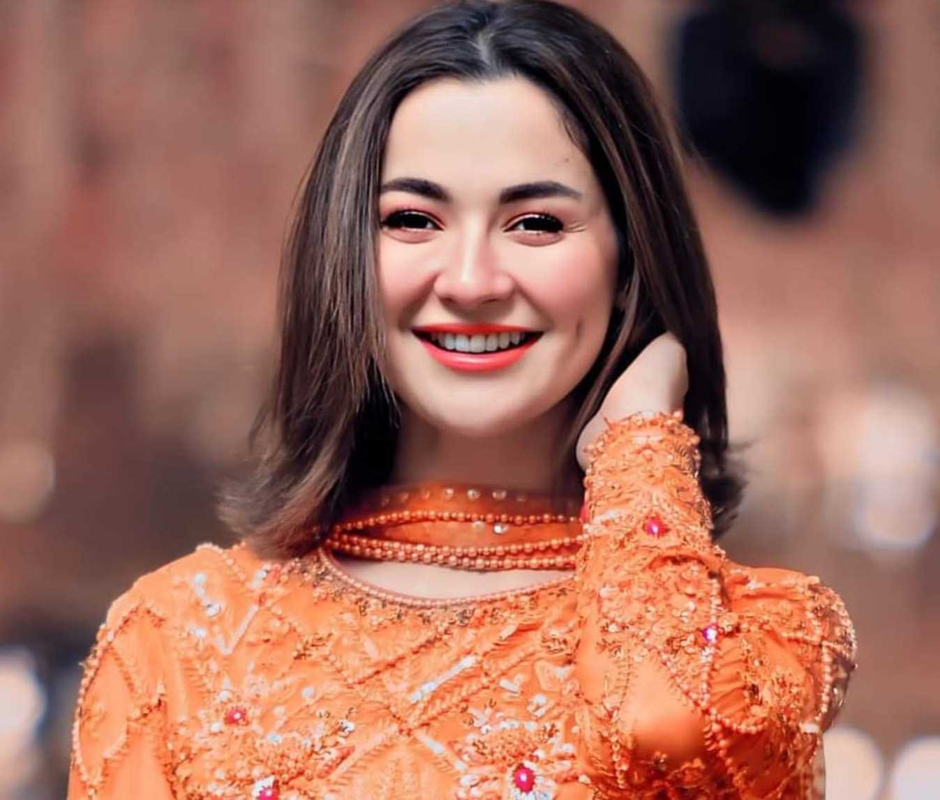 Hania Aamir Expresses Her Emotions About On-Screen Friendships