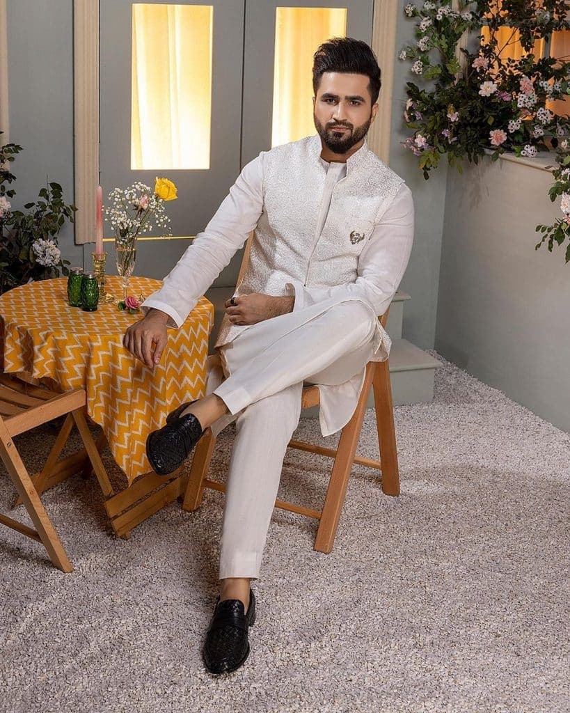 Falak Shabir being criticized by public for flexing expensive perfumes.