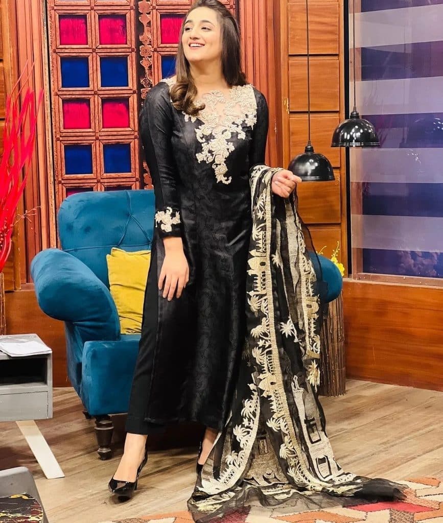 Nimra Mehra, a singer, is criticised for disrespecting the Manqabat.