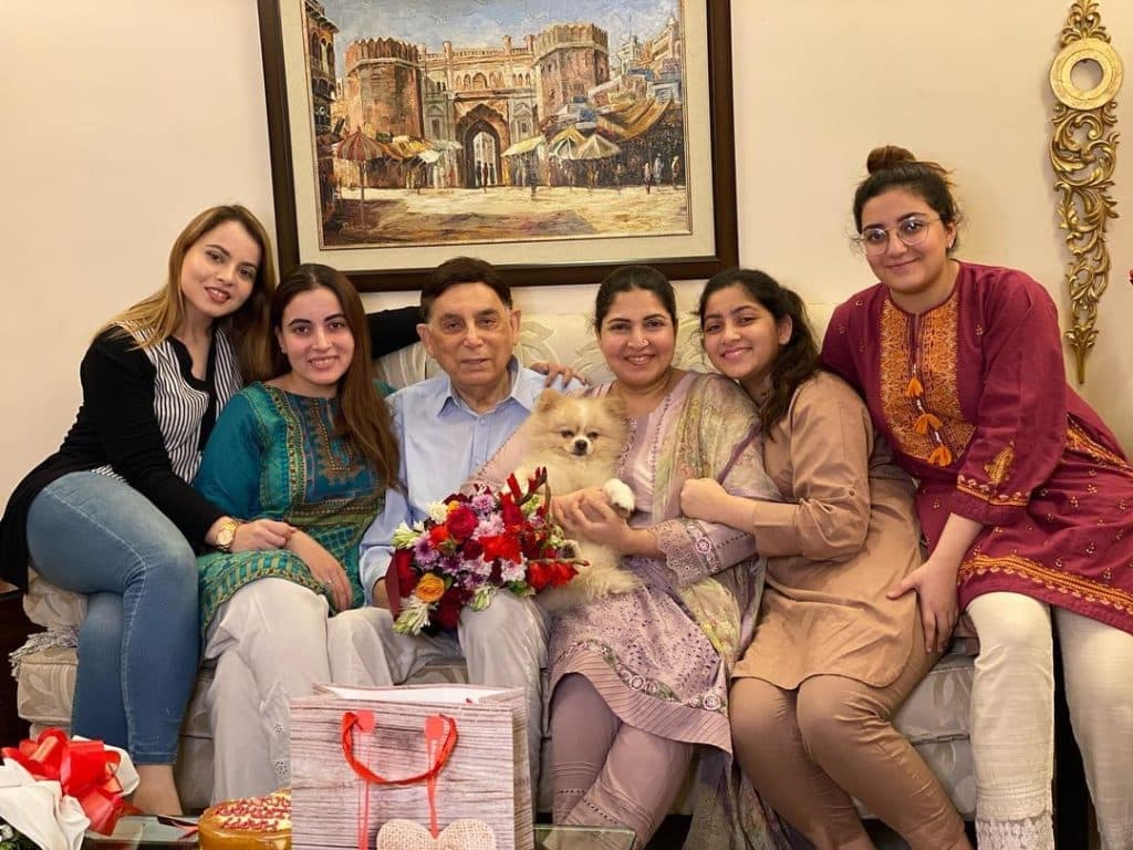 The husband of Shagufta Ijaz provides sweet details about their love marriage.