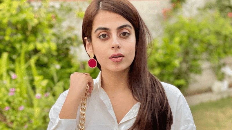 Yashma Gill, the dynamic and vibrant actress, recently brought Bollywood vibes to the streets of Manchester with her spontaneous and lively dance performance.