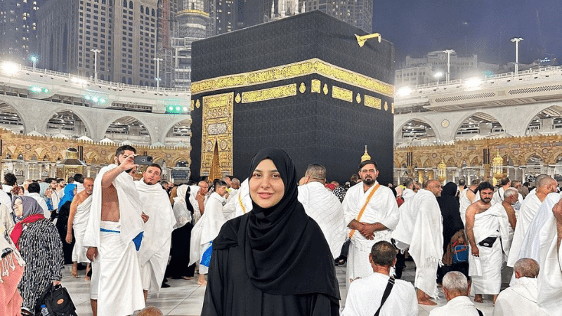 Pakistani Actress Areeba habib performs umrah