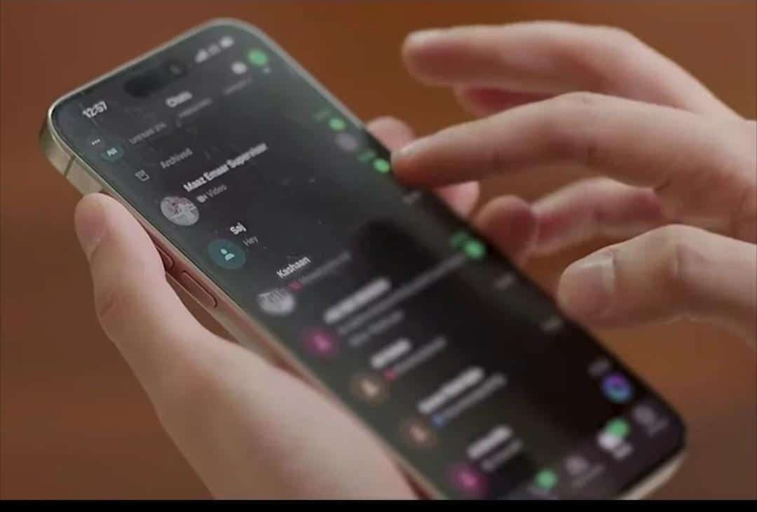Fans Notice ‘Saj’ on Hamza Sohail’s Phone in Viral Dekh Zara Pyar Se Scene